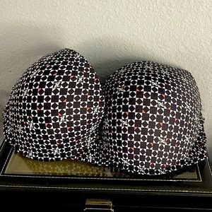 Like new, Adrienne Vittadini Bra size 42D. Never worn